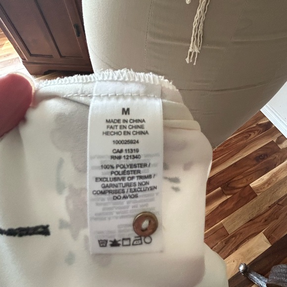 Ladies Dress/Casual blouse. Cream/white, purple flowers. Keyhole back. EUC Sz M - Picture 6 of 6